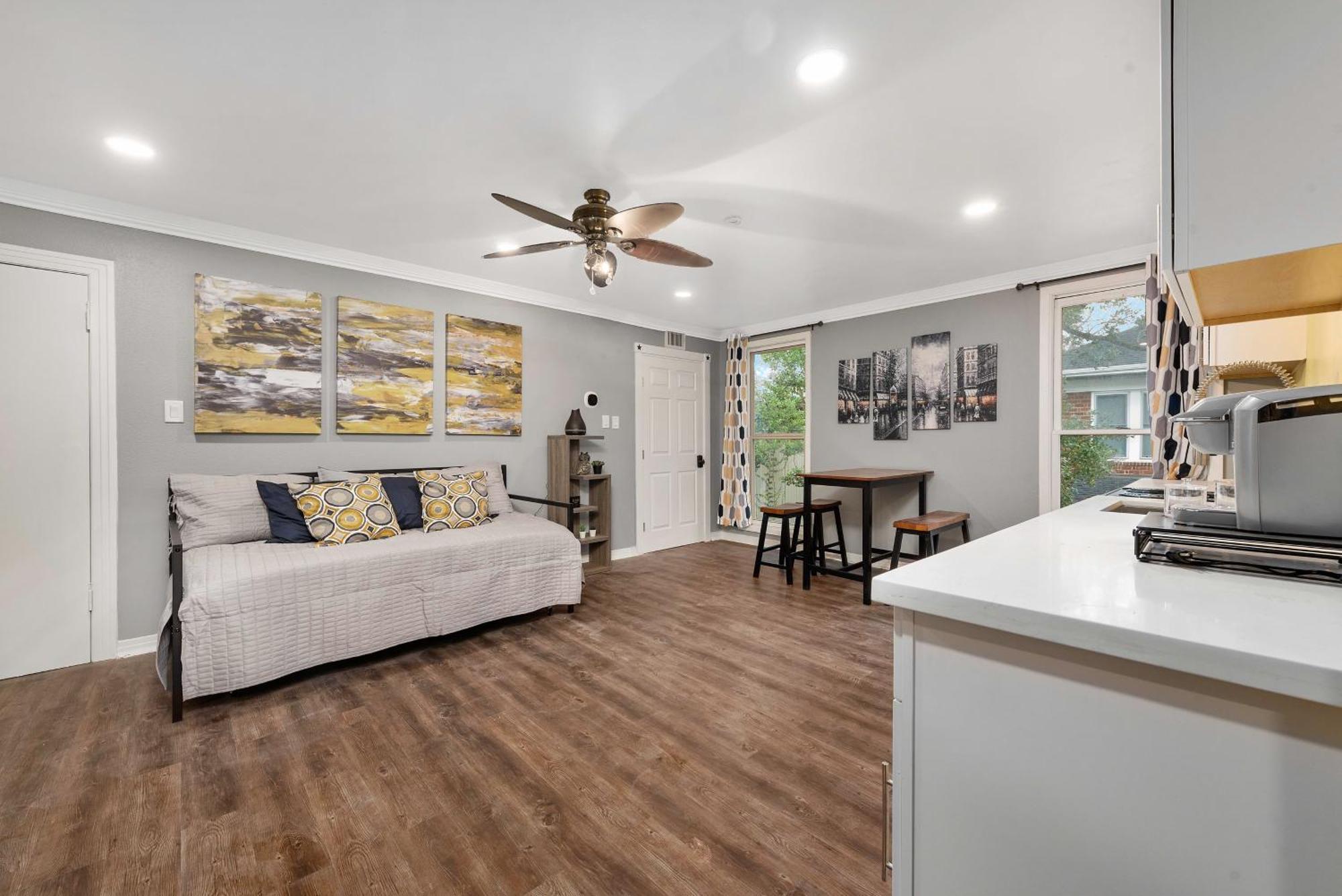 Cozy & Spacious 1br In Montrose Walk To Attractions
