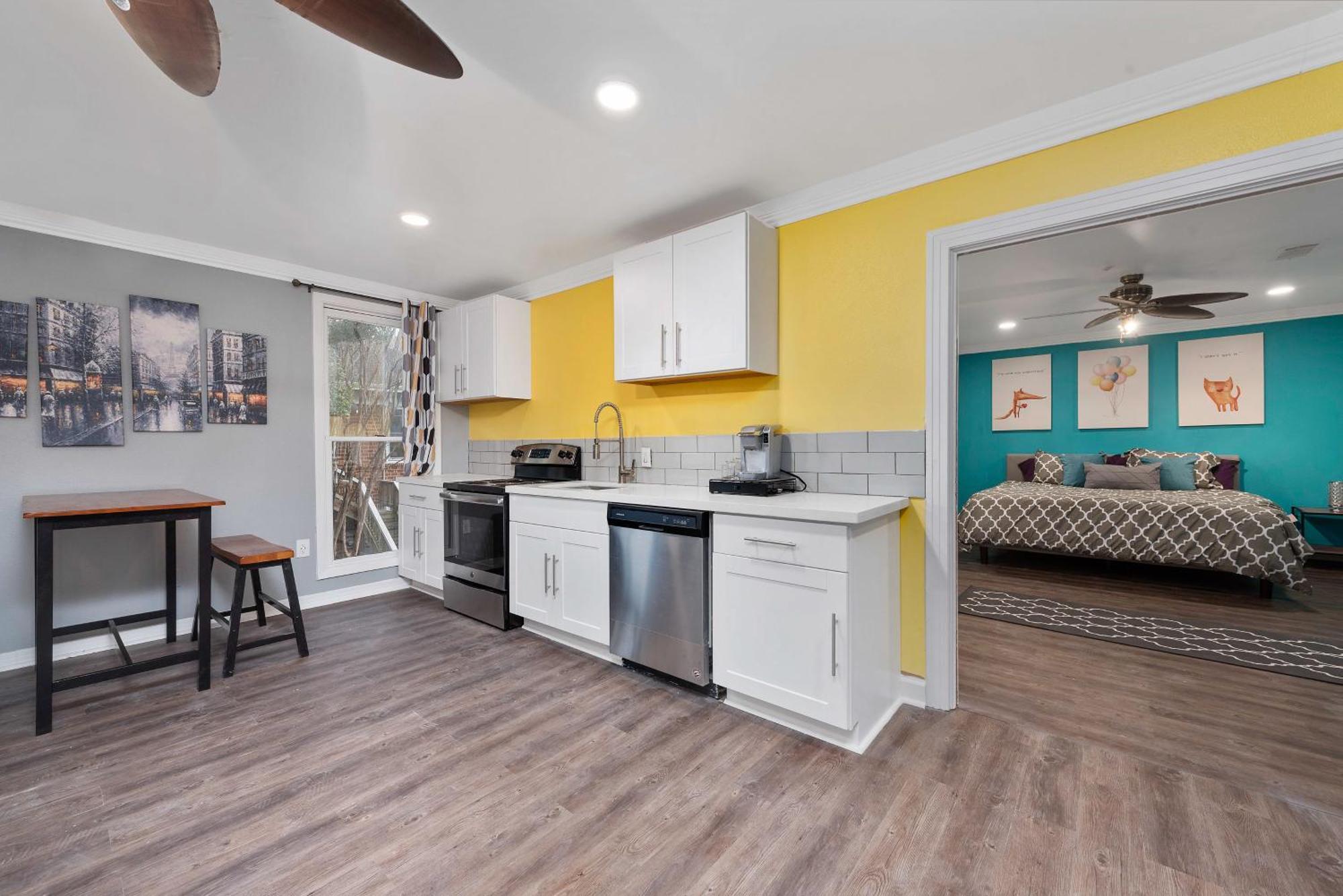 Cozy & Spacious 1br In Montrose Walk To Attractions Apartment